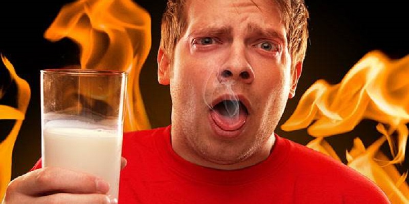 Uống sữa giúp giảm cay miệng