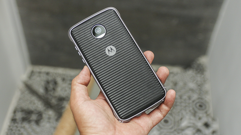 Trên tay hộp quà tặng Moto Z2 Play