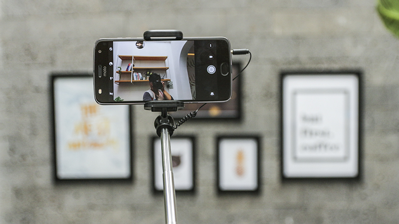 Trên tay hộp quà tặng Moto Z2 Play