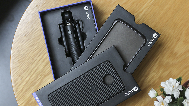 Trên tay hộp quà tặng Moto Z2 Play