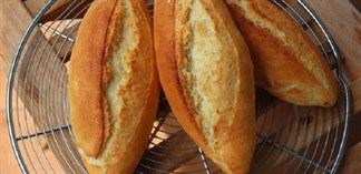 Mẹo làm bánh mì cũ nóng giòn như mới