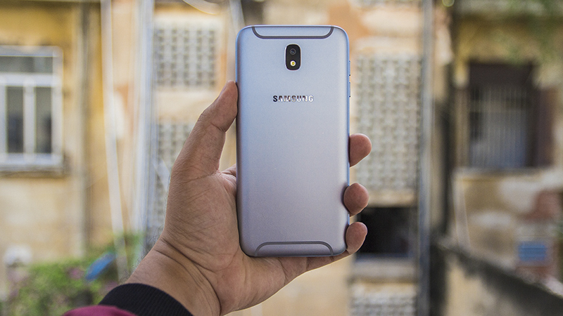 Đọ dáng 4 smartphone tầm trung