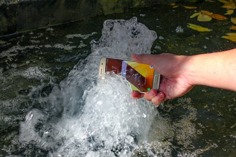 Samsung Galaxy A3 (2017) có khả năng chống nước Samsung Galaxy A3 (2017) có khả năng chống nước