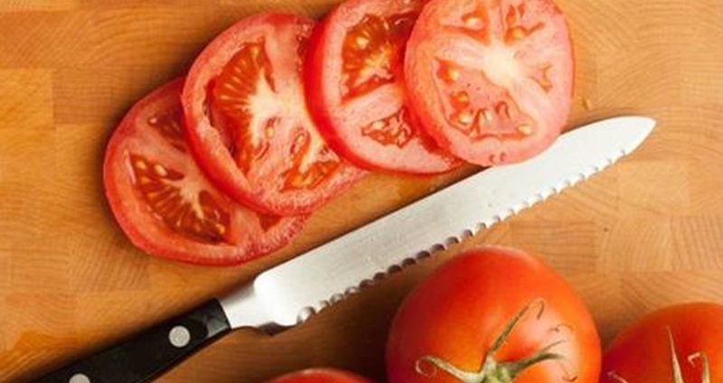 Dùng dao có răng cưa để cắt cà chua
