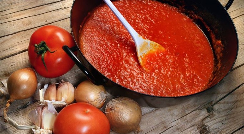 Không dùng cà chua nấu chín để chế biến món ăn trong thời gian dài