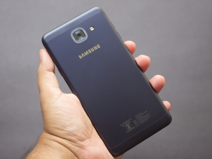 Galaxy J7 Max Thiết kế đẹp và đèn LED thông báo độc đáo