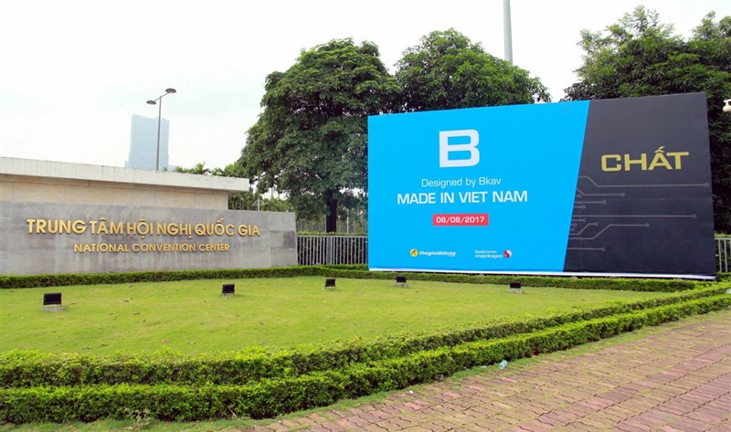 Tấm biển khổng lồ với dòng chữ Chất: Design by Bkav - Made in Vietnam được đặt ở hai phía của cổng vào Tấm biển khổng lồ với dòng chữ Chất: Design by Bkav - Made in Vietnam được đặt ở hai phía của cổng vào