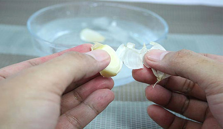 Cách loại bỏ mùi tỏi dính trên tay trong nháy nhắt