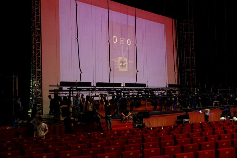 Một trong những phần được đầu tư tốn kém nhất là màn chiếu với chi phí lên tới gần một tỷ đồng. Màn hình có kích thước lên tới 10 x 18 m, được nhập trực tiếp từ Đức