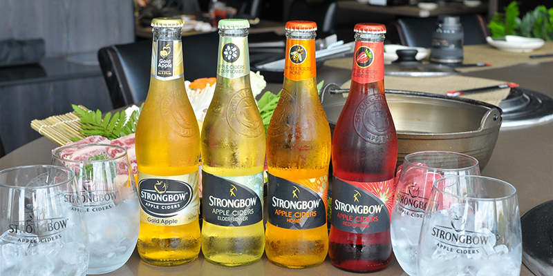 Uống Strongbow: Uống Strongbow là cách tuyệt vời để giải nhiệt sau một ngày dài làm việc. Hãy khám phá hương vị táo tươi mát và cảm giác sảng khoái tuyệt vời khi thưởng thức sản phẩm này.