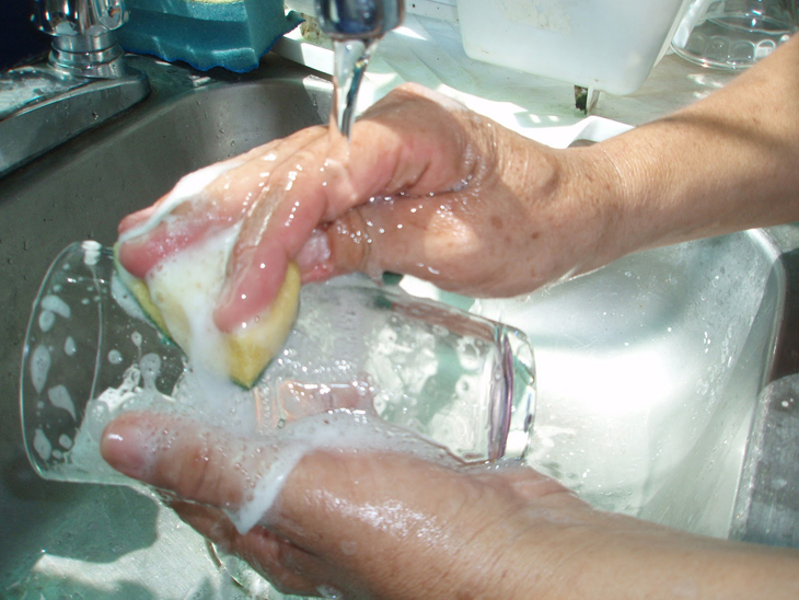Nên dùng miếng cọ rửa mềm và vệ sinh bằng tay các đồ dùng thủy tinh
