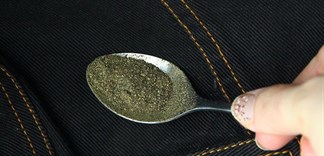 Bất ngờ cách dùng gia vị giữ quần áo đen không phai màu