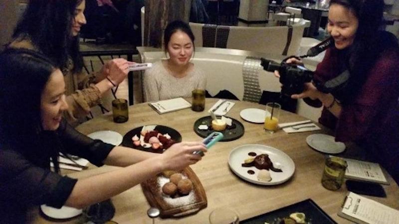 1. Chụp mọi thức ăn và đăng lên mạng xã hội thường xuyên