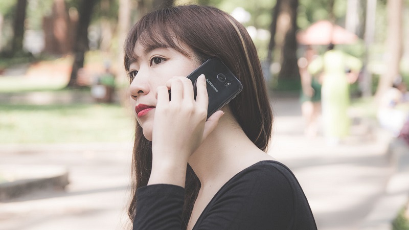 2. Nghe điện thoại bằng loa ngoài ở nơi công cộng