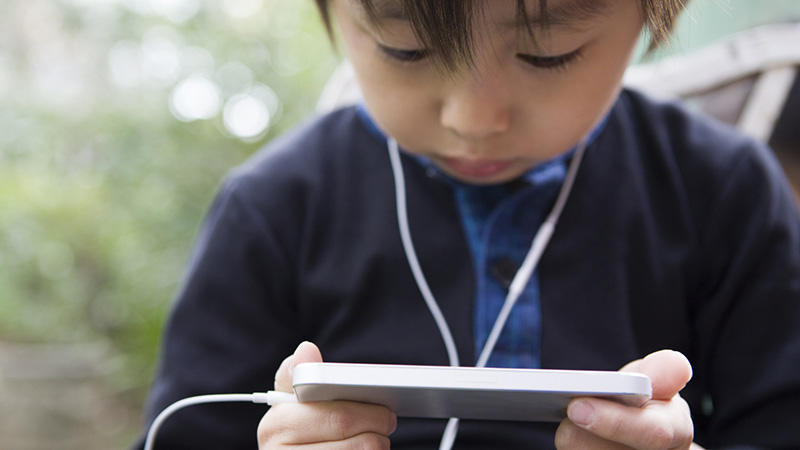 4. Đưa điện thoại cho trẻ dùng