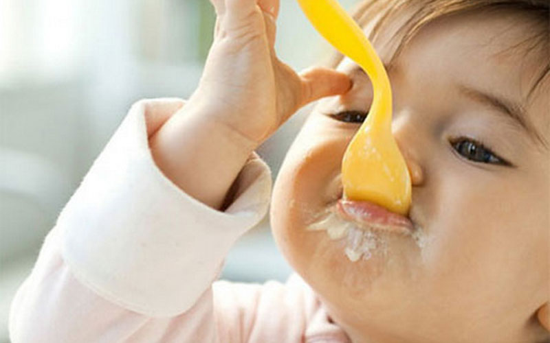 Theo khuyến cáo của tổ chức Y tế thế giới, chỉ nên cho bé trên 6 tháng tuổi dùng váng sữa, sữa chua