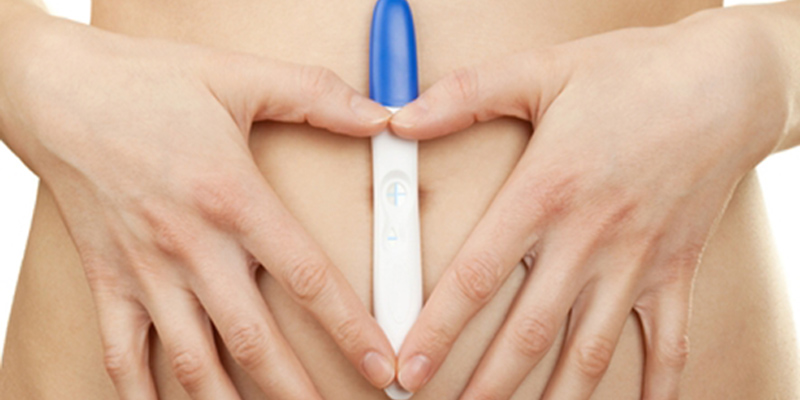 Que thử thai nhận biết dấu hiệu có thai nhờ nồng độ hCG trong nước tiểu