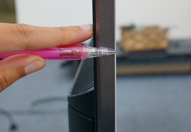 Đánh giá chi tiết dòng Smart tivi Panasonic EX750V > Độ dày của tivi chỉ 1 cm