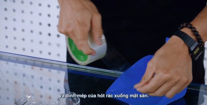 Dùng hốt rác và băng dính