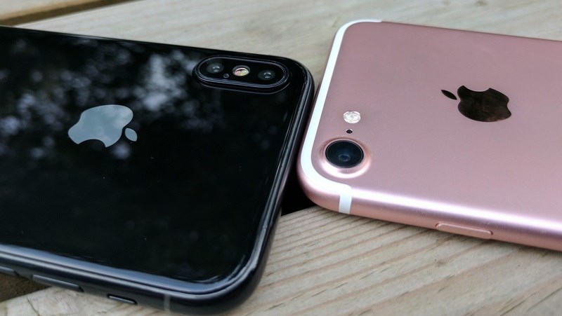  iPhone 8 lộ ảnh thực tế bên cạnh iPhone 7, ai đẹp hơn?