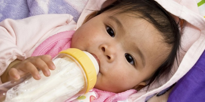 Một số lưu ý khi cho trẻ bú kết hợp sữa mẹ và sữa công thức