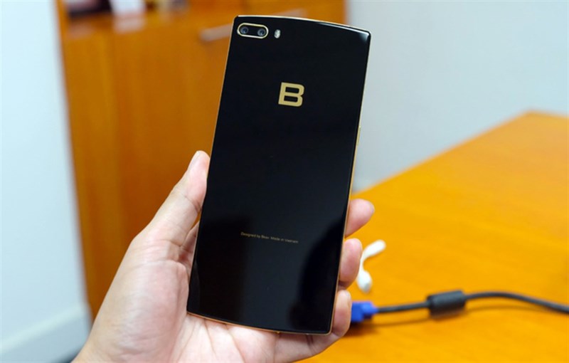 Trên tay Bphone 2017 Gold: Thiết kế Trên tay Bphone 2017 Gold: Thiết kế