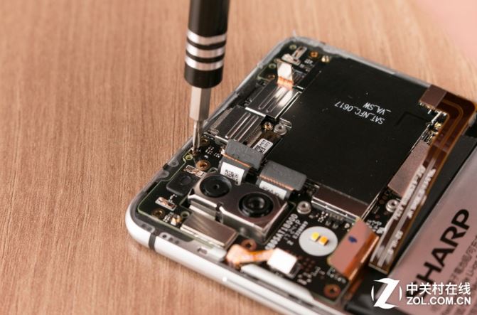 Bên trong smartphone viền cạnh siêu mỏng Sharp Aquos S2 có gì Bên trong smartphone viền cạnh siêu mỏng Sharp Aquos S2 có gì