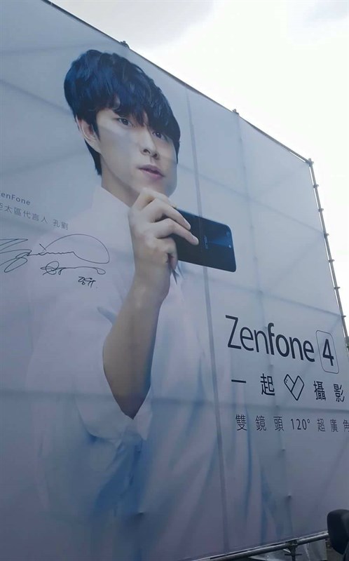 Poster lớn có hình tài tử Gong Yoo trên tay ZenFone 4