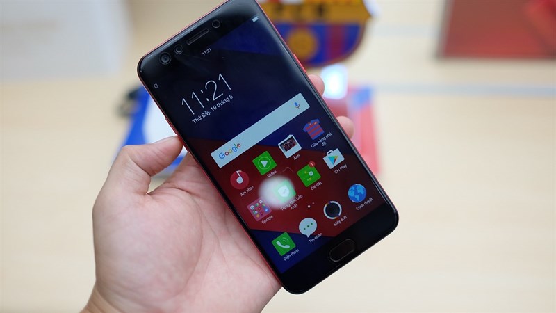 OPPO giới thiệu F3 Barcelona trong buổi khai trương Brand Shop