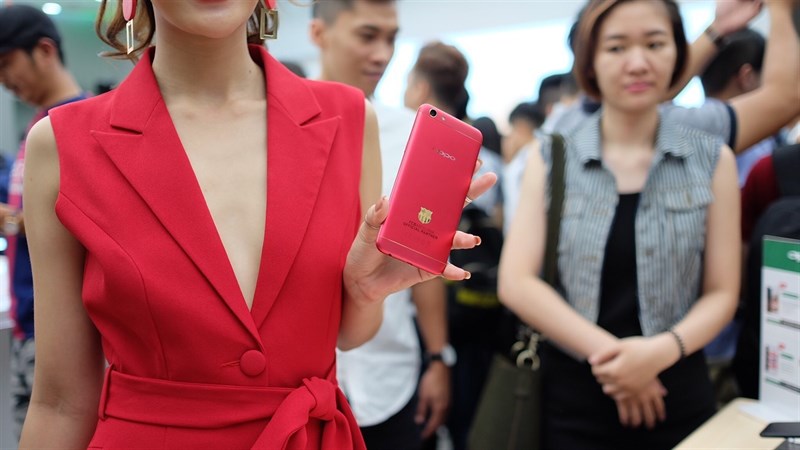 OPPO giới thiệu F3 Barcelona trong buổi khai trương Brand Shop