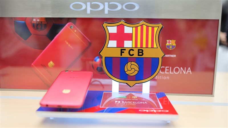 OPPO giới thiệu F3 Barcelona trong buổi khai trương Brand Shop