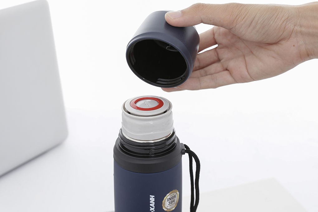 6 ưu điểm tuyệt vời của bình giữ nhiệt > Khóa trên bình nước giúp nước không chảy ra nếu dốc ngược