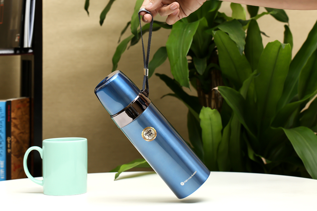 6 ưu điểm tuyệt vời của bình giữ nhiệt > Dây đeo tiện lợi trên bình giữ nhiệt inox 520 ml DMX Z53
