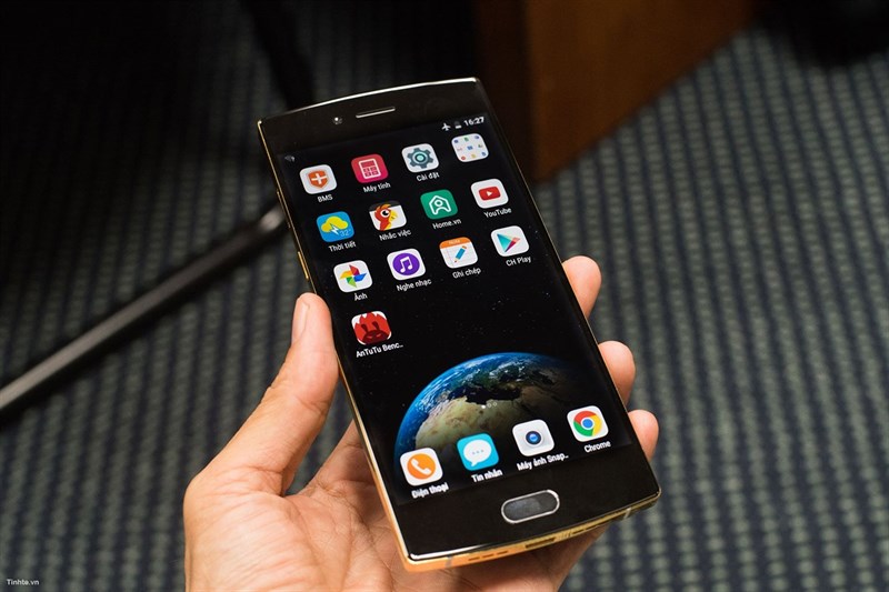 Hình dáng của Bphone 2017 Vàng giống như Bphone 2015 nhưng to hơn nhiều