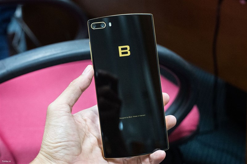 Mặt sau là mặt ấn tượng nhất vì sự tương phản giữa đen bóng của kính và vàng nhiều nhất