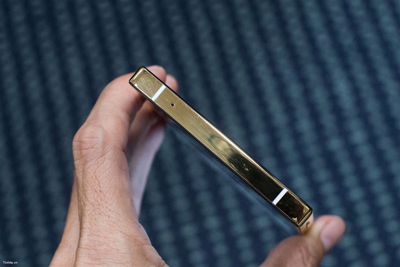 Viền nhựa chia tách ăng màu trắng sữa nhìn khá dại trong tổng thể vàng và đen