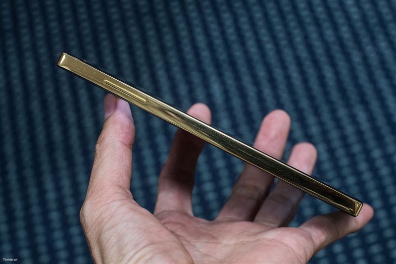 Rất bóng, rất hay bám vân tay và thấy nhiều đường sước li ti