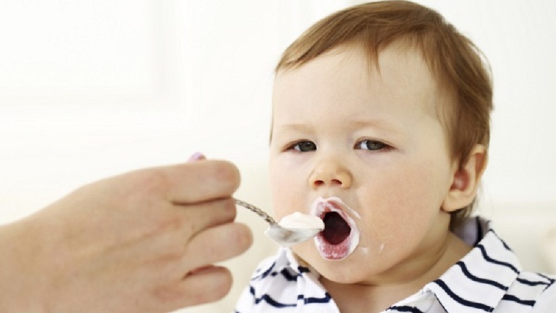 Cách cho trẻ ăn và uống sữa chua đúng cách