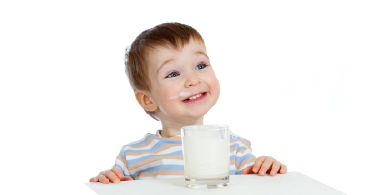 Cách đơn giản nhất để cho bé uống sữa ong chùa là nhỏ vài giọt vào sữa cho bé Cách đơn giản nhất để cho bé uống sữa ong chùa là nhỏ vài giọt vào sữa cho bé