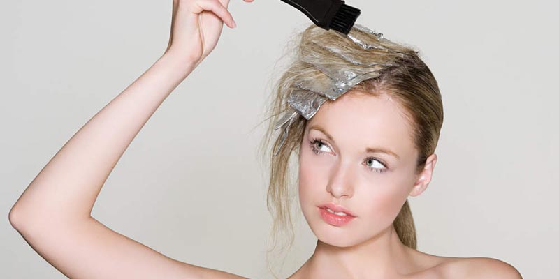 Nếu bạn là một tín đồ của việc nhuộm tóc, hãy cẩn thận với các thủ phạm tiềm ẩn lâu dài. Theo nghiên cứu, tăng nguy cơ ung thư vú sẽ xuất hiện nếu bạn sử dụng thuốc nhuộm tóc liên tục và trong một thời gian dài. Điều đó có nghĩa là bạn cần phải có những giải pháp an toàn đúng cách. Hãy xem hình ảnh để biết thêm thông tin.
