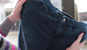 Làm thế nào để giặt quần jeans không bị phai màu?