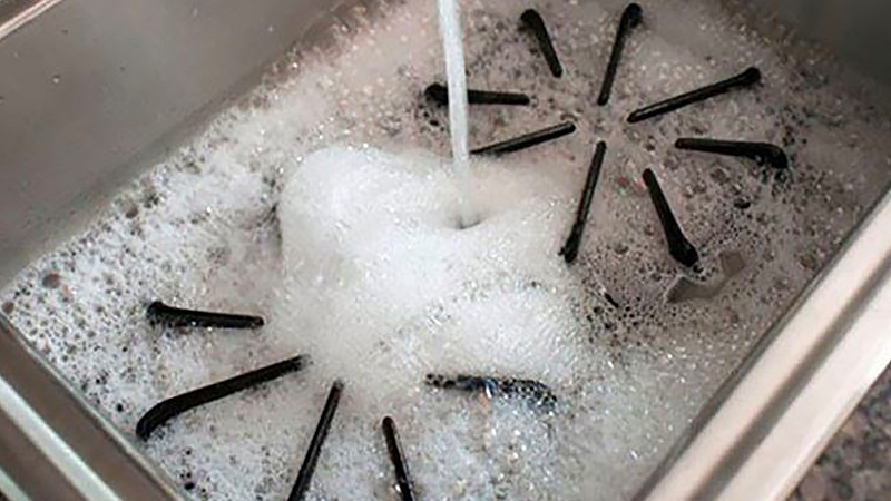 Ngâm kiềng bếp trong nước nóng và nước rửa chén sẽ giúp loại bỏ dầu mỡ, vết bẩn bám lâu ngày