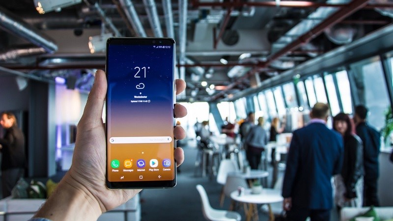 Galaxy Note 8 là chiếc Note có màn hình lớn nhất nhưng vẫn vừa vặn trong lòng bàn tay