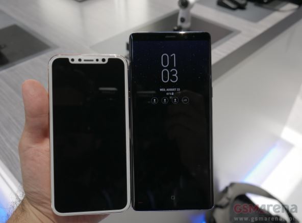 iPhone 8 bất ngờ xuất hiện bên cạnh Galaxy Note 8 iPhone 8 bất ngờ xuất hiện bên cạnh Galaxy Note 8