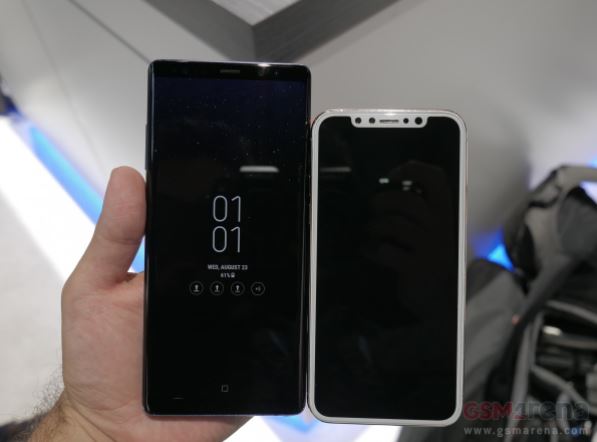 iPhone 8 bất ngờ xuất hiện bên cạnh Galaxy Note 8