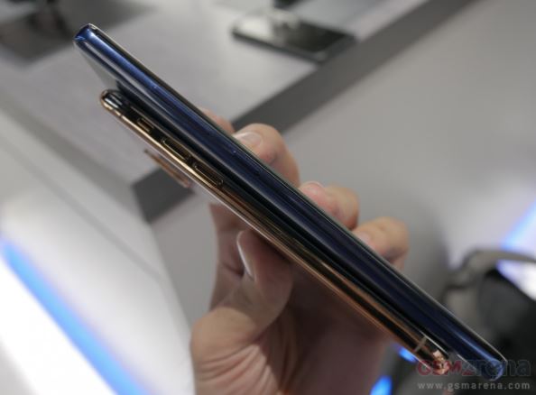 iPhone 8 bất ngờ xuất hiện bên cạnh Galaxy Note 8