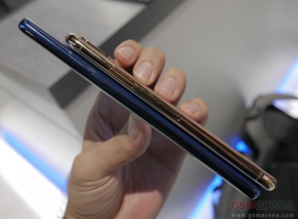 iPhone 8 bất ngờ xuất hiện bên cạnh Galaxy Note 8