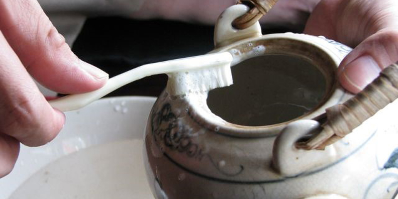 Mẹo làm sạch vết ố vàng trên tách trà, cốc sứ chỉ trong 1 nốt nhạc