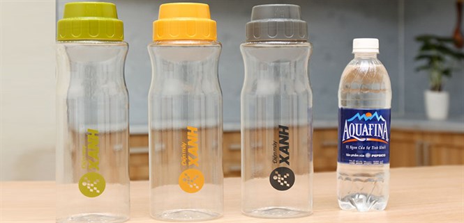 Nên mua bình nước nhựa hay bình thuỷ tinh?