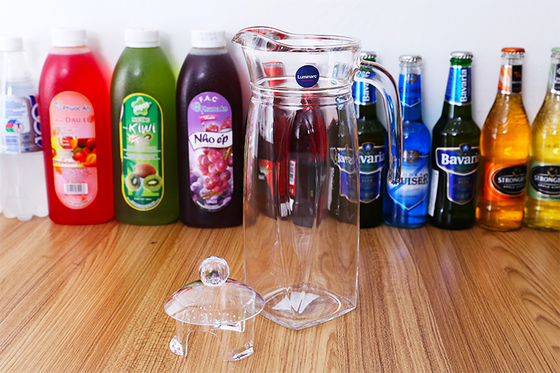 Nên mua bình nước nhựa hay bình thuỷ tinh?